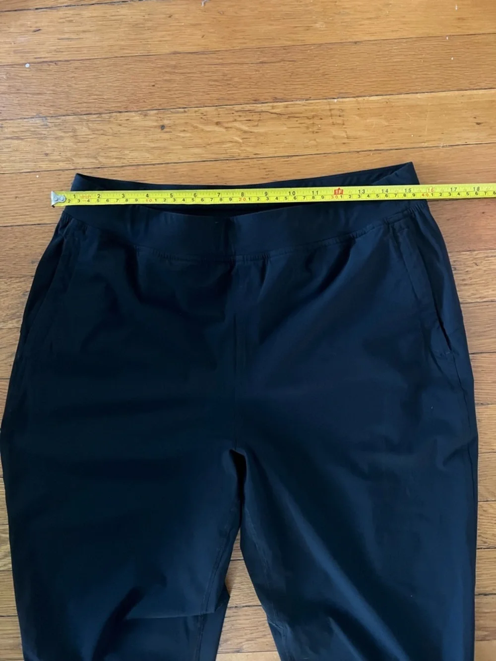 Lululemon Black Cropped Joggers. SIZE 10.